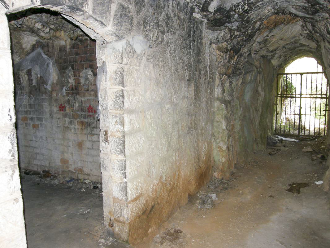 Ligne Maginot - TETE DE CHIEN - FORT MASSENA (6° BIE - 157° RAP) - (Position d'artillerie préparée) - Tunnel d'accès par le bas au magasin à poudre. - Alain Loviny