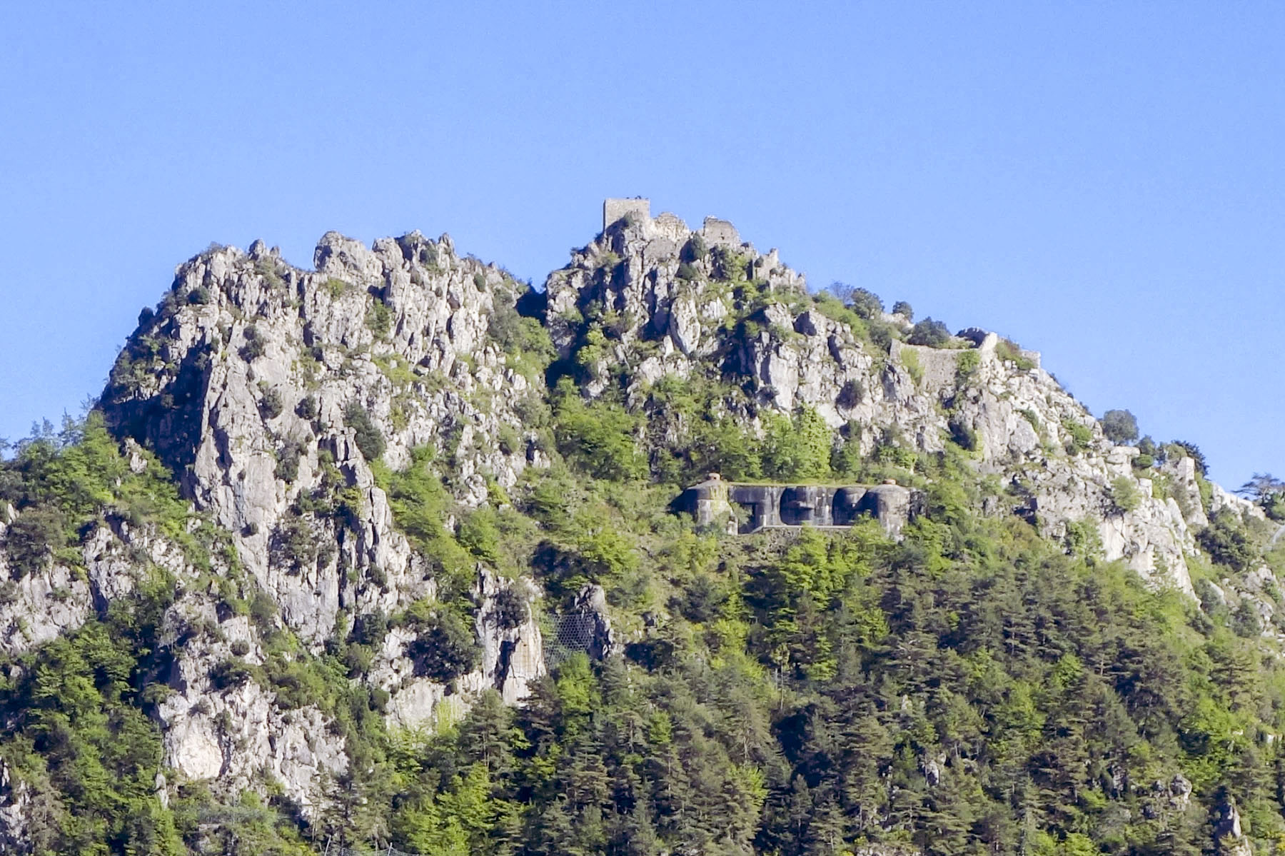 Ligne Maginot - SAINTE AGNES (SAG) - EO9 - (Ouvrage d'artillerie) - Bloc 3
Accroché à la falaise le bloc est dominé par l'ancien château médiéval  - Michel Teiten