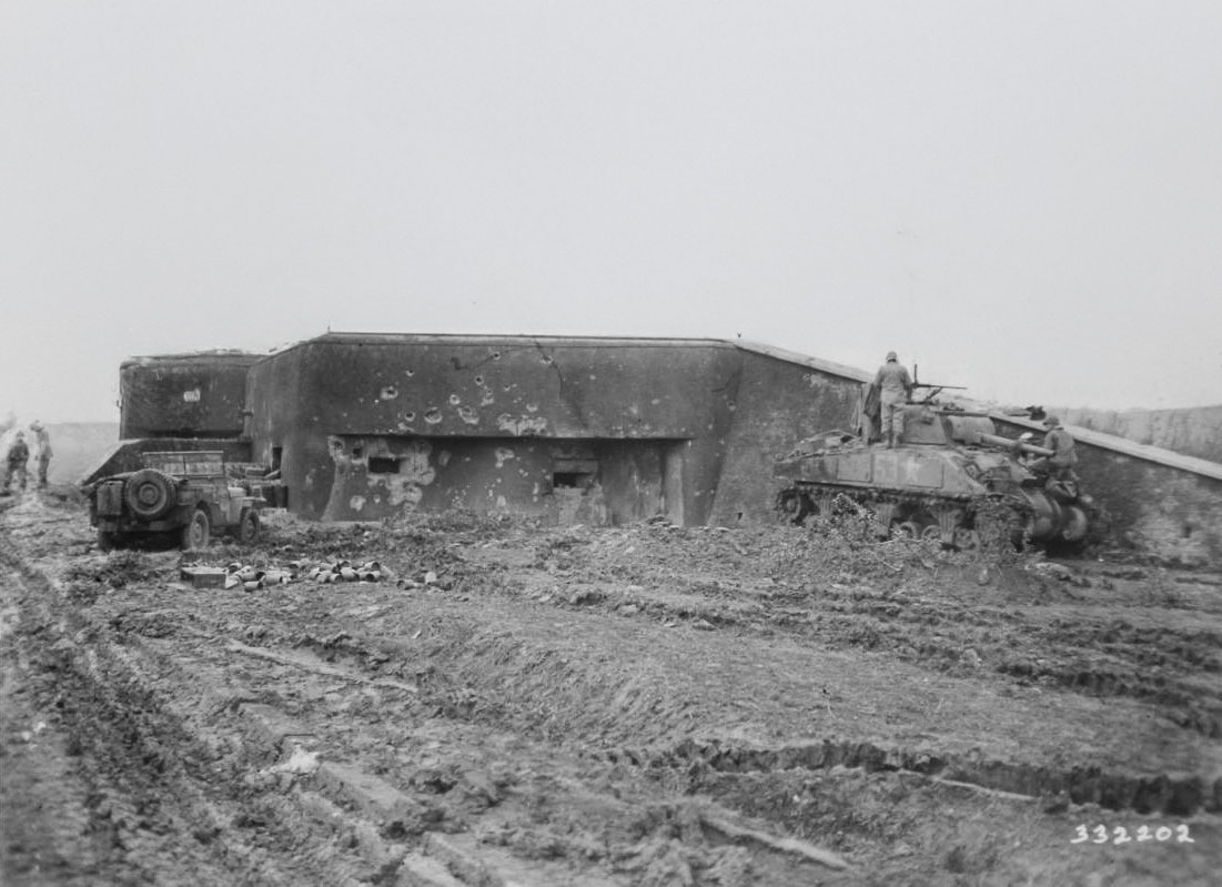 Ligne Maginot - MC9B - MC24 - (Casemate d'infanterie - Double) - Photo prise le 01 dec 1944
Signal Corp ref : ETO HQ 44 28096
 - US ARMY - Signal Corp