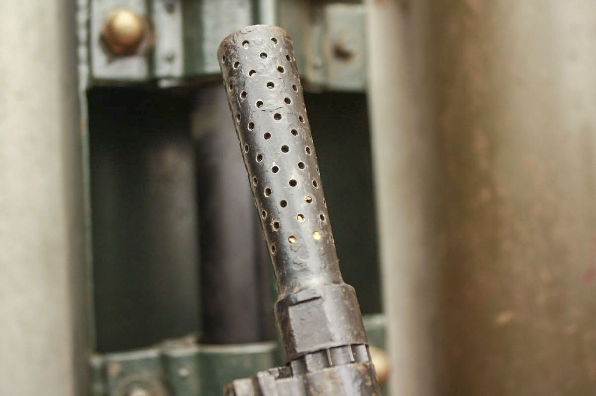 Ligne Maginot - Fusil-mitrailleur 24/29 - Caches-flammes spécifiques au FM 24/29 D. Le modèle le plus ancien avec trous identiques