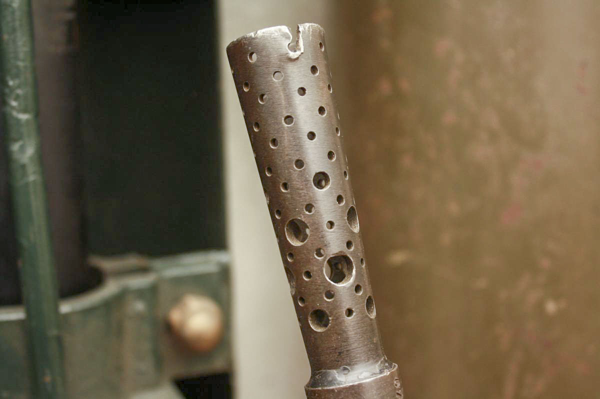 Ligne Maginot - Fusil-mitrailleur 24/29 - Caches-flammes spécifiques au FM 24/29 D. Un modèle ultérieur avec trous de trois dimensions différentes.