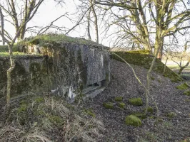 Ligne Maginot - LEGERET NORD 3 - C5-B - (Blockhaus pour canon) - La façade de flanquement vers la droite pour mitrailleuse. Remarquer le mur de protection en maçonnerie.
