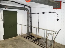 Ligne Maginot - FOUR A CHAUX - FAC - (Ouvrage d'artillerie) - Entrée munitions
Porte de la chambre et escalier vers niveau inferieur