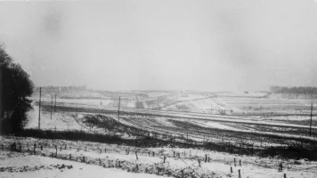 Ligne Maginot - BOUSSE - A24 - (Ouvrage d'infanterie) - Les dessus de l'ouvrage
A droite; les blocs 1 et 5 de l'ouvrage d'Anzeling et un poste sur la voie ferrée