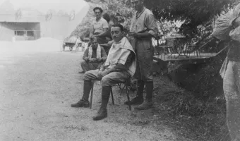 Ligne Maginot - BOUSSE - A24 - (Ouvrage d'infanterie) - Extérieurs de l'ouvrage, septembre 1939
Le Lt Gendre chez le coiffeur