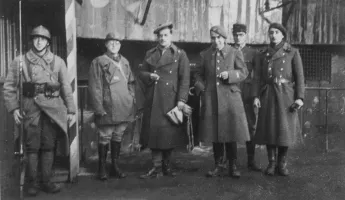 Ligne Maginot - BOUSSE - A24 - (Ouvrage d'infanterie) - Devant l'ouvrage , décembre 1939
Cne Wolff, Major ?, Lt de Chambrun, Med Caron