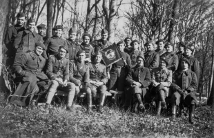 Ligne Maginot - BOUSSE - A24 - (Ouvrage d'infanterie) - Les officiers et sous-officiers de l'ouvrage
Noter le fanion de l'ouvrage avec la devise 'on ne passe pas'