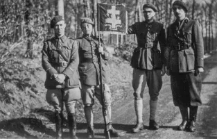 Ligne Maginot - BOUSSE - A24 - (Ouvrage d'infanterie) - Le fanion de l'ouvrage, avers
Lt Simoens, Cne Wolff, Lt Ulhmann, Med Caron