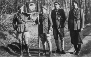 Ligne Maginot - BOUSSE - A24 - (Ouvrage d'infanterie) - Le fanion de l'ouvrage
Lt Simoens, Cne Wolff, Lt Ulhmann, Med Caron