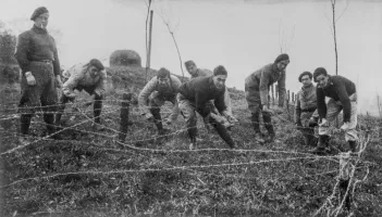 Ligne Maginot - BOUSSE - A24 - (Ouvrage d'infanterie) - Bloc 3
Pose de barbelés sous le commandement du Sgt Dodo
Octobre 39