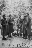 Ligne Maginot - BOIS DE LA COTE (169° RIF) - (PC de Sous-Secteur) - PC du Bois de la cote, hiver 1940
Le Lt Roger Lamy (2 en partant de la gauche) s'entretient avec le CE Laffont 