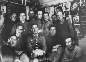 Ligne Maginot - ROCHONVILLERS - A8 - (Ouvrage d'artillerie) - Ouvrage de Rochonvillers
Le personnel du PC du bloc 7 autour du Lt Roger Lamy 
