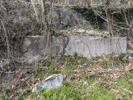 Ligne Maginot - VALABRES ANNEXE (OU SUD) (VA) - (Blockhaus pour arme infanterie) - A proximité de l'entrée, restes d'une construction d'époque.