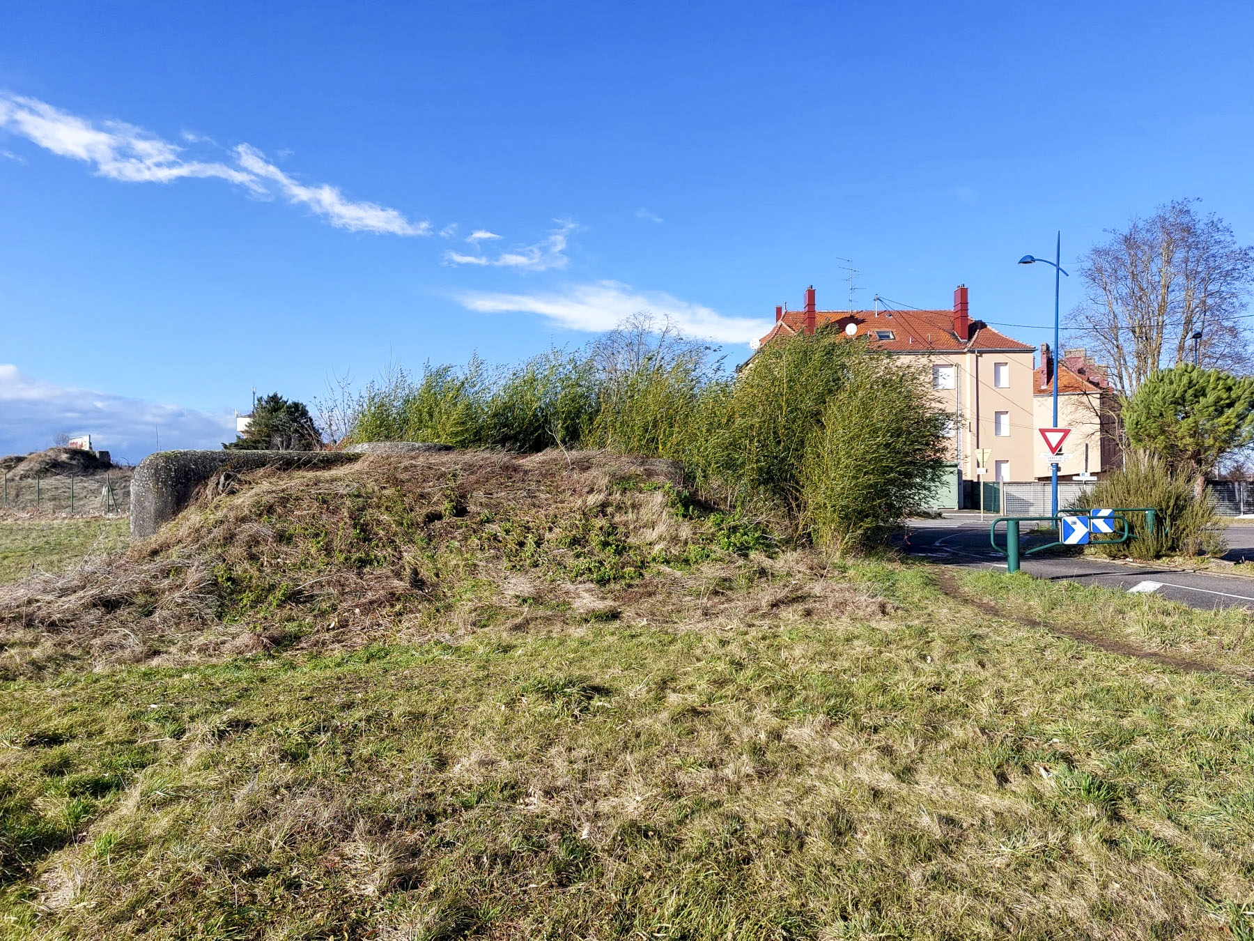Ligne Maginot - ALGOLSHEIM - ABBATUCCI - (Blockhaus pour arme infanterie) - Le remblais de protection contre la façade est - Gregory Fuchs