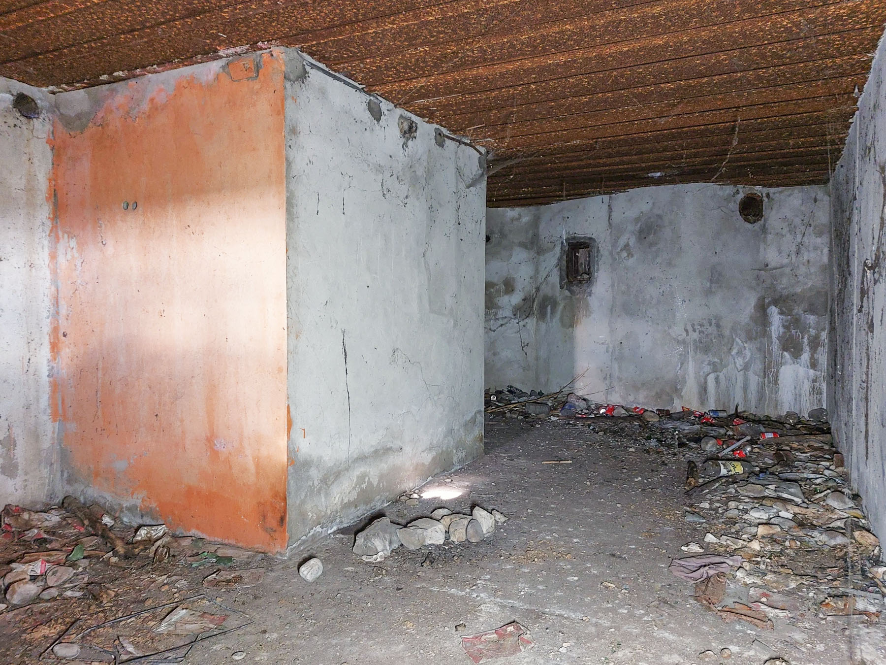 Ligne Maginot - ALGOLSHEIM - ABBATUCCI - (Blockhaus pour arme infanterie) - Vue vers le créneau de flanquement nord-est - Gregory Fuchs