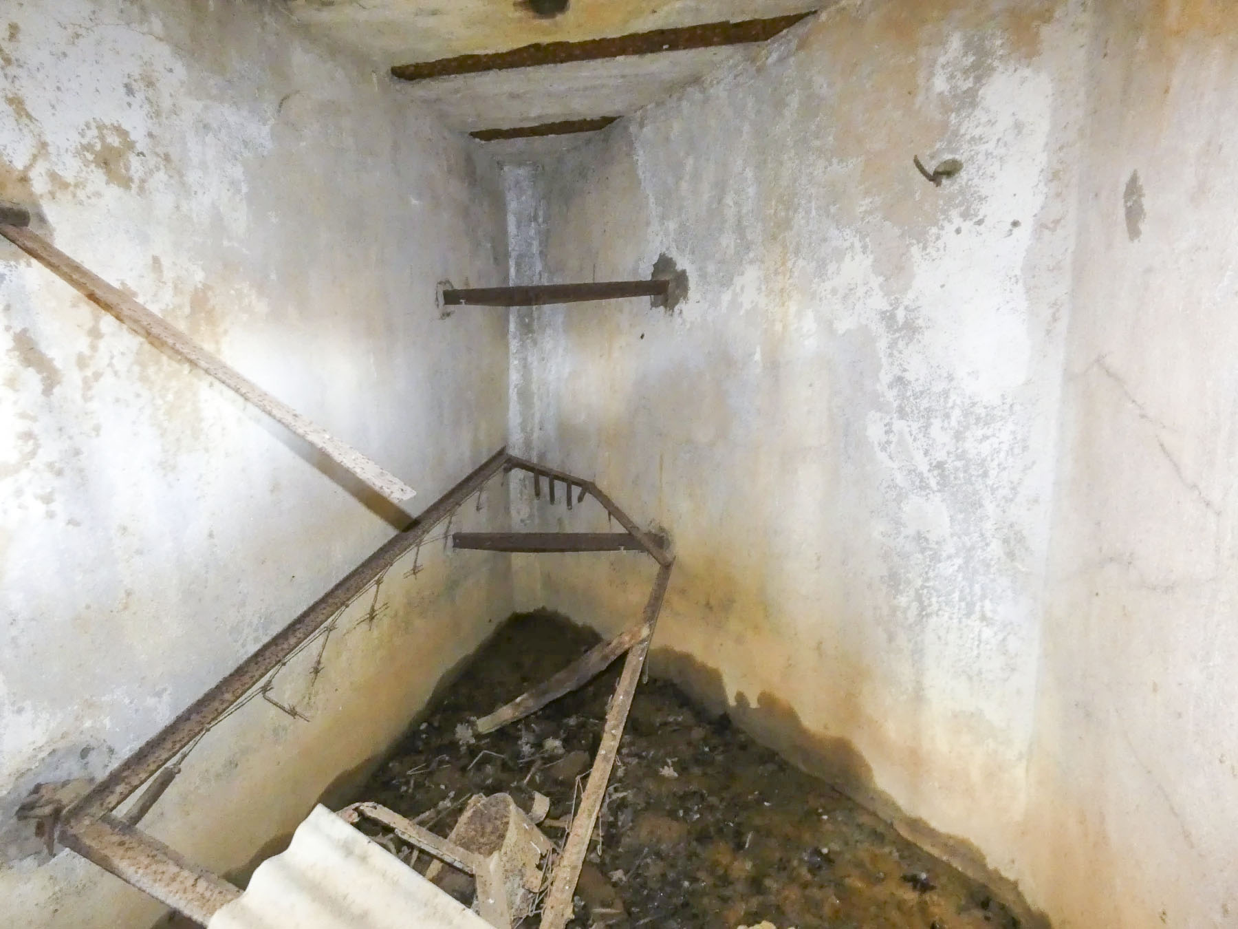 Ligne Maginot - LEGERET NORD 3 - C5-B - (Blockhaus pour canon) - Les restes d'un lit dans la chambre de tir de la mitrailleuse. - STENGER Mathieu