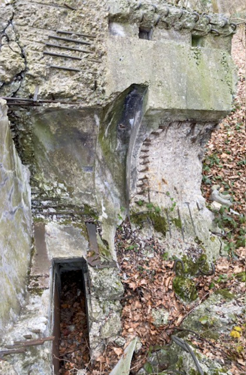 Ligne Maginot - KELLERSCHOELZEL 3 - (Blockhaus pour arme infanterie) - Détail sur la partie circulaire qui a été éventrée par l'explosion - François THEILLER
