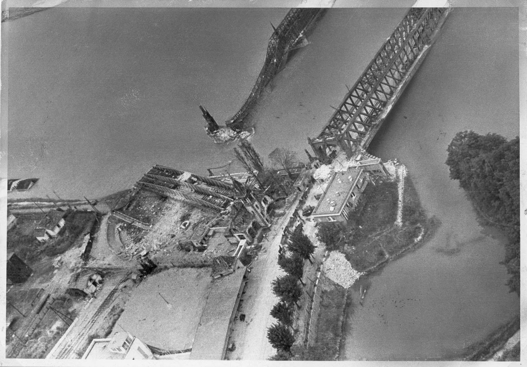 Ligne Maginot - PONT DU RHIN CENTRE - (Blockhaus pour canon) - Le pont après destruction
Cette photo 1 FI 125 24 de 1940 provient du site Internet archives.Strasbourg.eu. Les droits de reproduction sont réservés et strictement limités.  - Luftwaffe