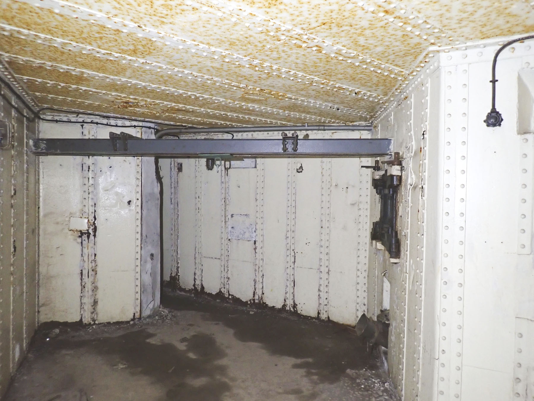 Ligne Maginot - FOUR A CHAUX - FAC - (Ouvrage d'artillerie) - Entrée munitions
Vue de la chambre de tir vers la cloche - J.Luc