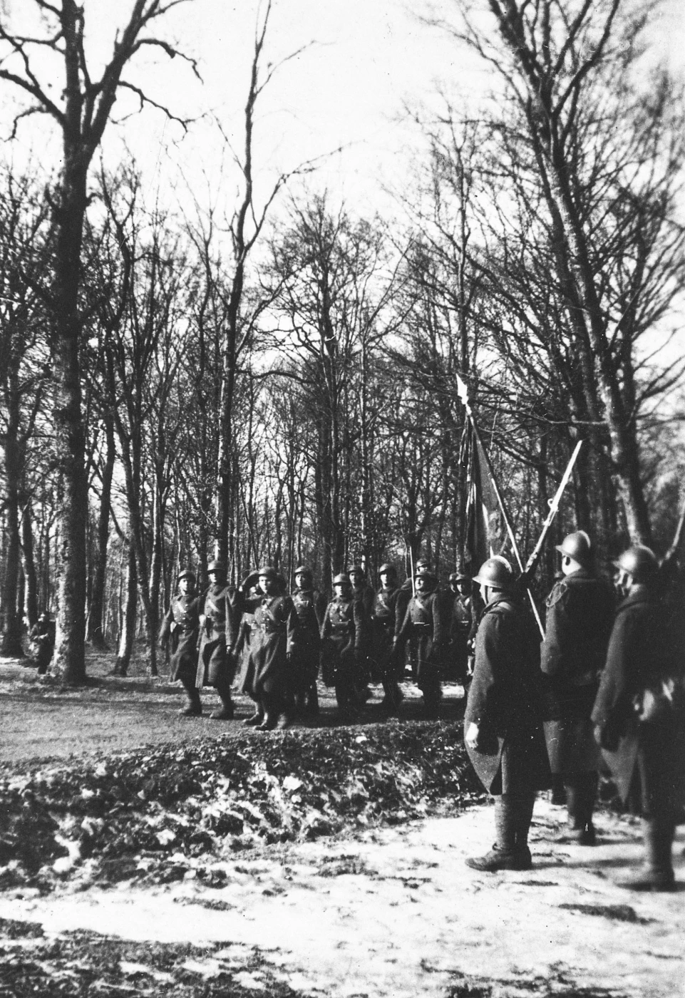 Ligne Maginot - VECKRING - (Camp de sureté) - Hommes du 162° RIF ou du 164° RIF défilant à proximité du camp de sureté de Veckring.
photo prise en 1937 - Inconnu