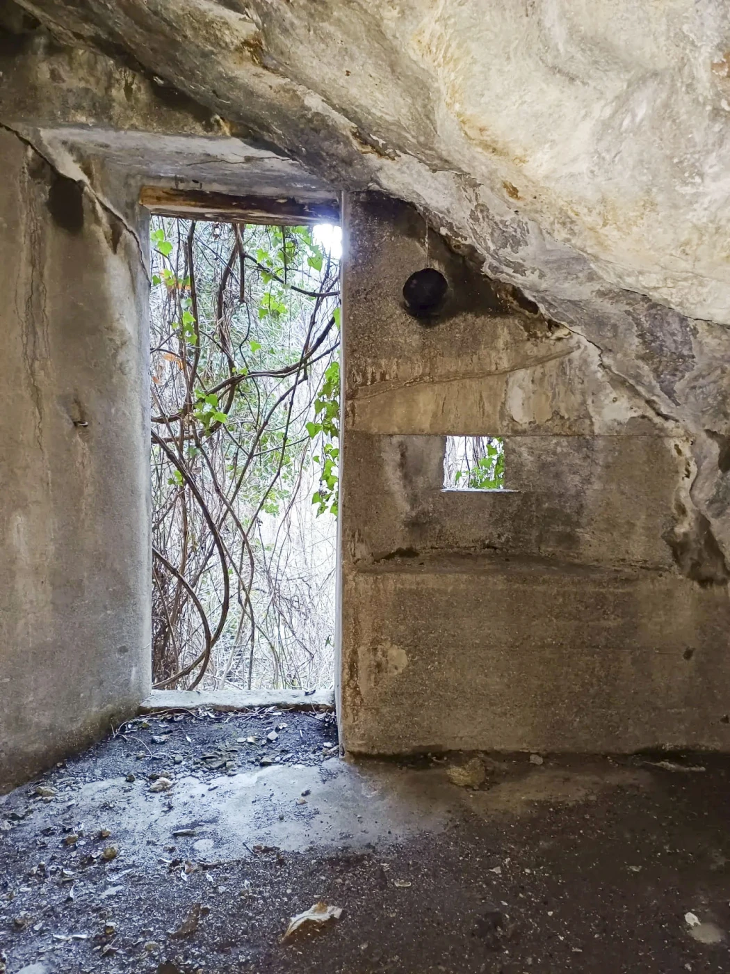 Ligne Maginot - VALABRES - (Blockhaus pour arme infanterie) - Abri et son créneau, à proximité du blockhaus - GREBOVAL Simon