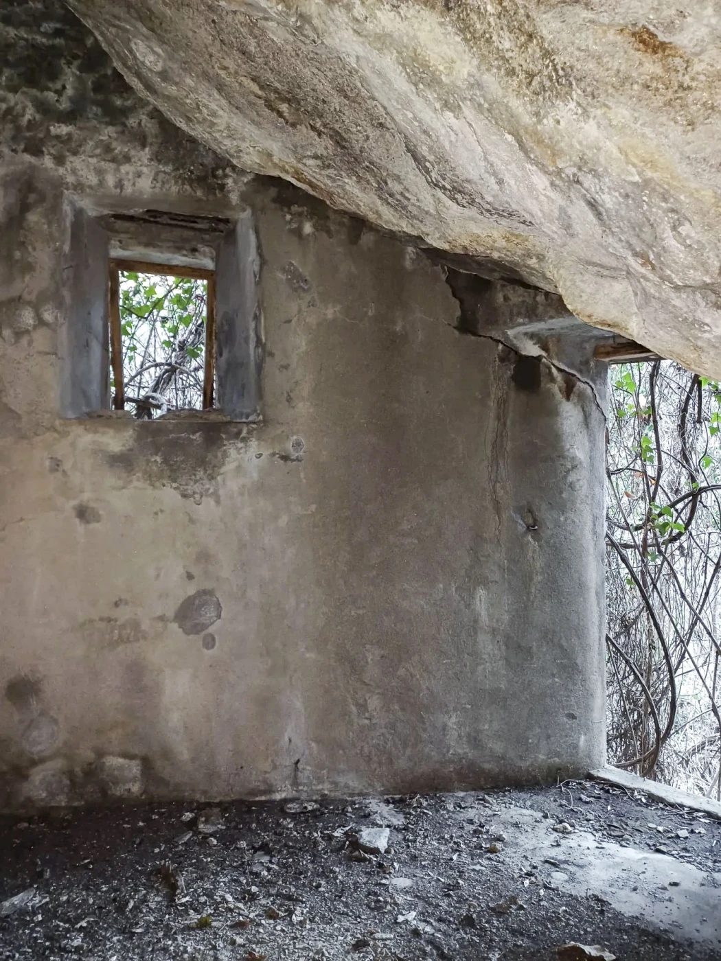 Ligne Maginot - VALABRES - (Blockhaus pour arme infanterie) - Abri sous roc, à proximité du blockhaus - GREBOVAL Simon