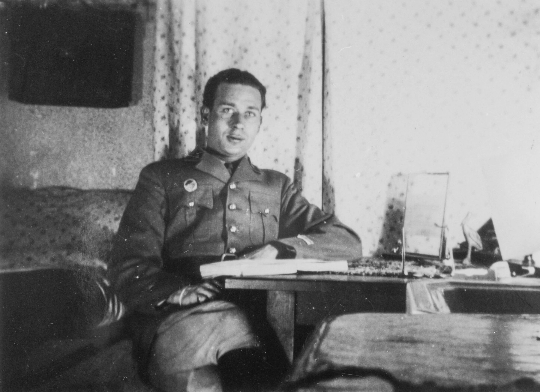 Ligne Maginot - ROCHONVILLERS - A8 - (Ouvrage d'artillerie) - Le Lt Roger Lamy commandant le bloc 7 dans sa chambre - Inconnu