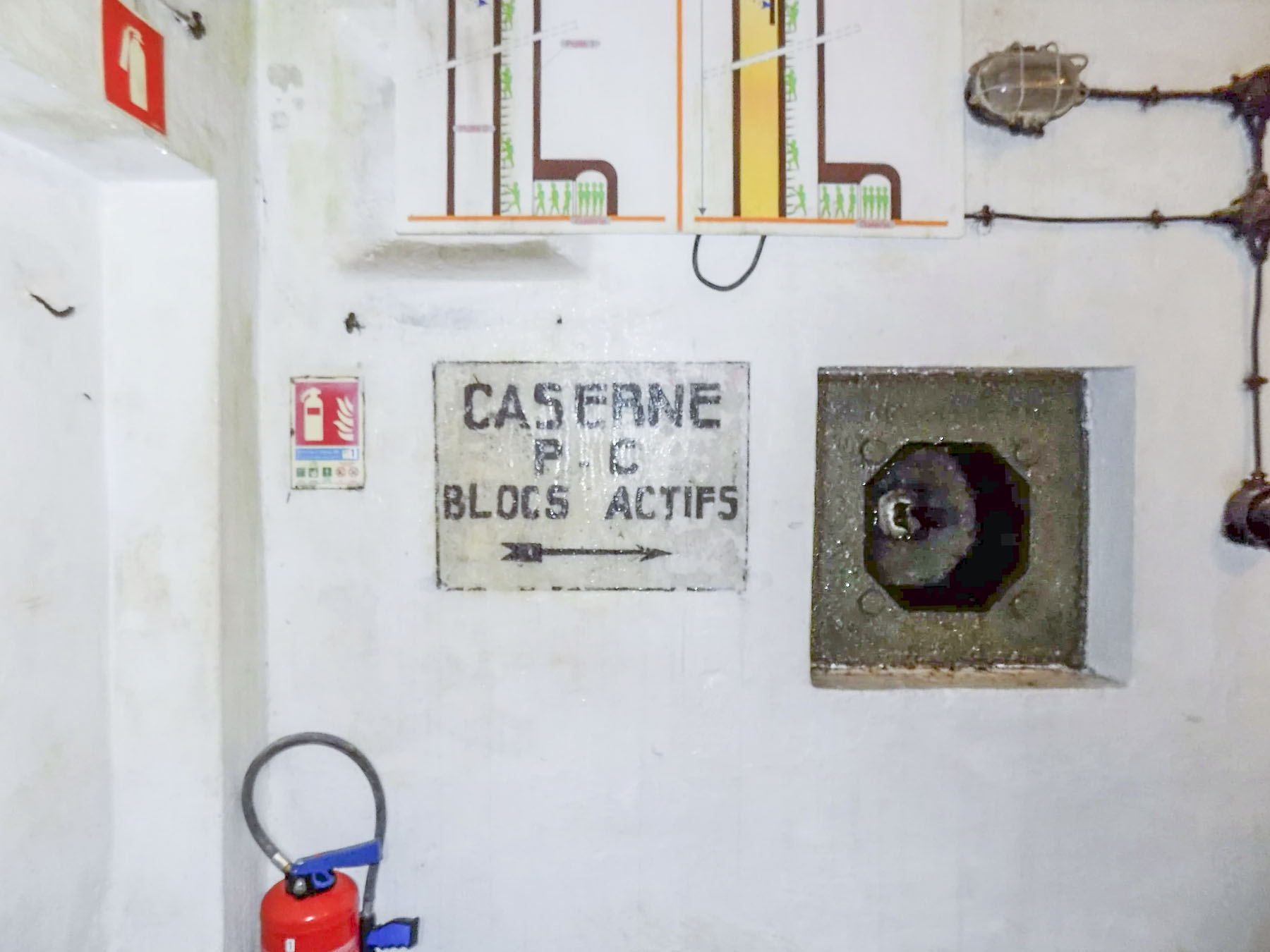 Ligne Maginot - FOUR A CHAUX - FAC - (Ouvrage d'artillerie) - Entrée de la caserne
Poste de défense FM - J.L