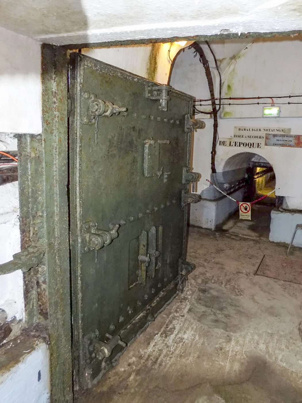Ligne Maginot - FOUR A CHAUX - FAC - (Ouvrage d'artillerie) - Entrée de la caserne
Porte blindée - J.Luc