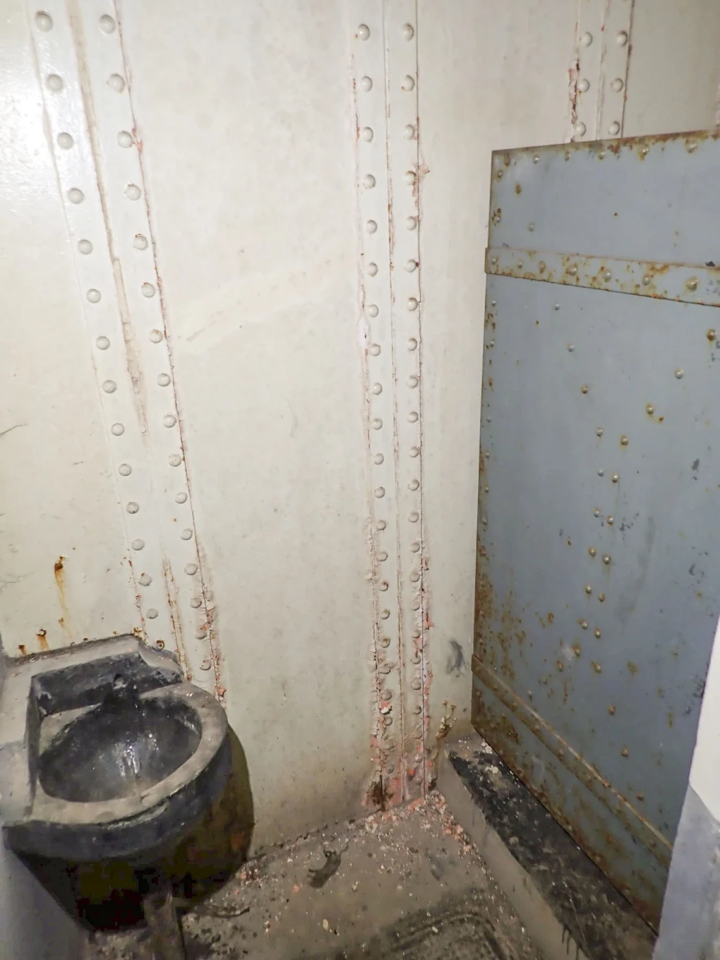 Ligne Maginot - FOUR A CHAUX - FAC - (Ouvrage d'artillerie) - Entrée des hommes
Le bloc sanitaire de la deuxième chambre de tir - J.Luc