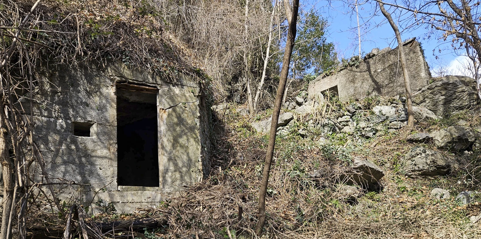 Ligne Maginot - VALABRES - (Abri) - Le blockhaus au dessus de l'abri. - ELLENA Daniel - CUNY Philippe