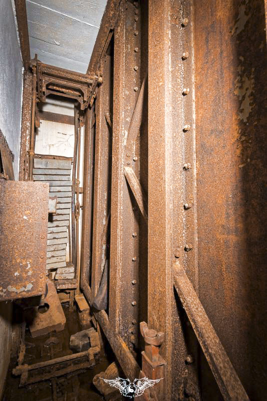 Ligne Maginot - LE CHESNOIS - CHENOIS - (Ouvrage d'artillerie) - Entrée mixte
La porte à effacement vertical - Thierry Caland